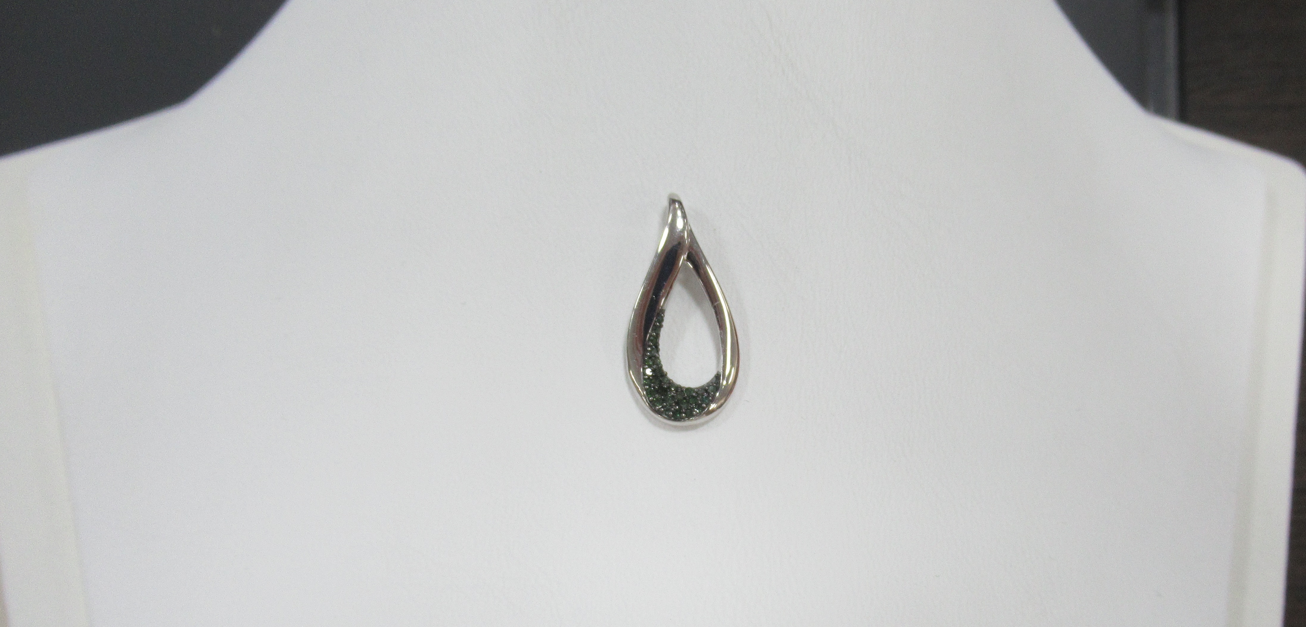 Серебряная подвеска с зелеными бриллиантами